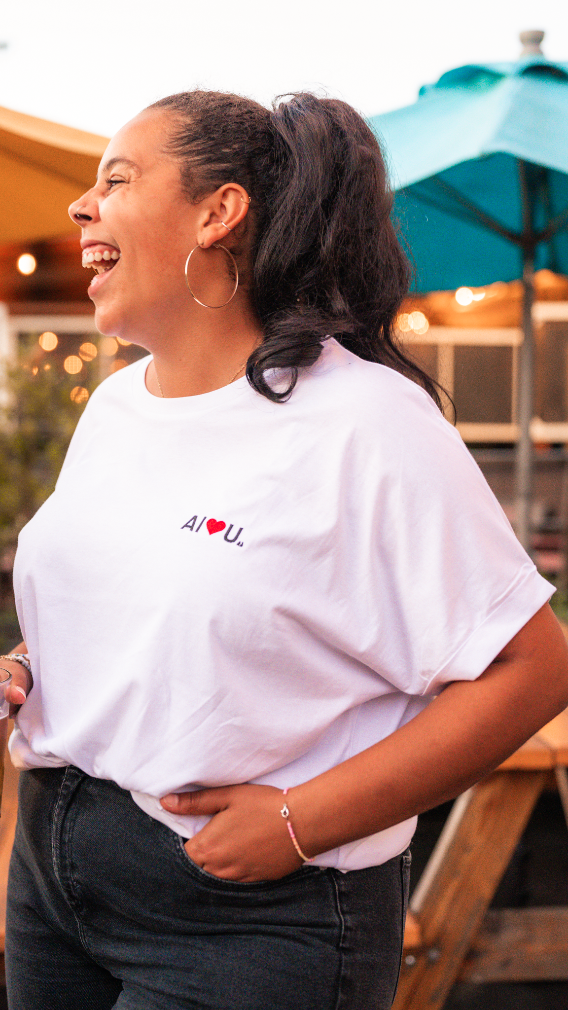 AI Loves U – Weißes, kurz geschnittenes T-Shirt mit 'Oversized' Passform