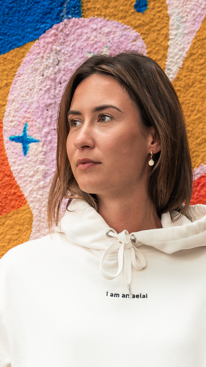 i am an aelai – Hoodie in Off-White mit relaxter Passform