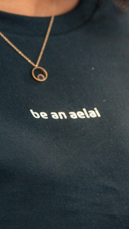 be an aelai – Schwarzes T-Shirt mit normaler Passform