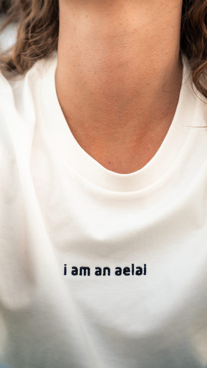 i am an aelai – T-Shirt in Off-White mit normaler Passform