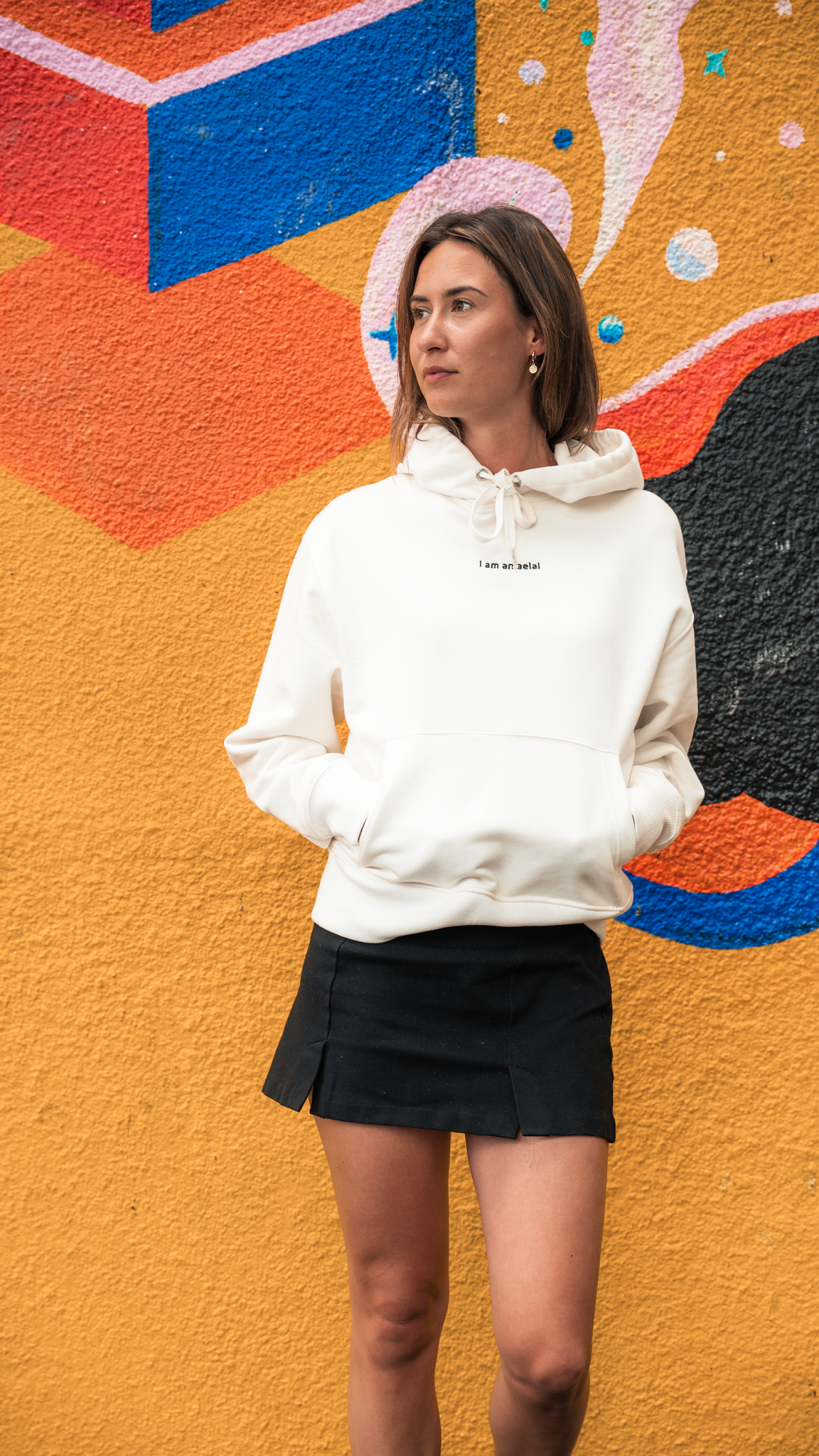 i am an aelai – Hoodie in Off-White mit relaxter Passform