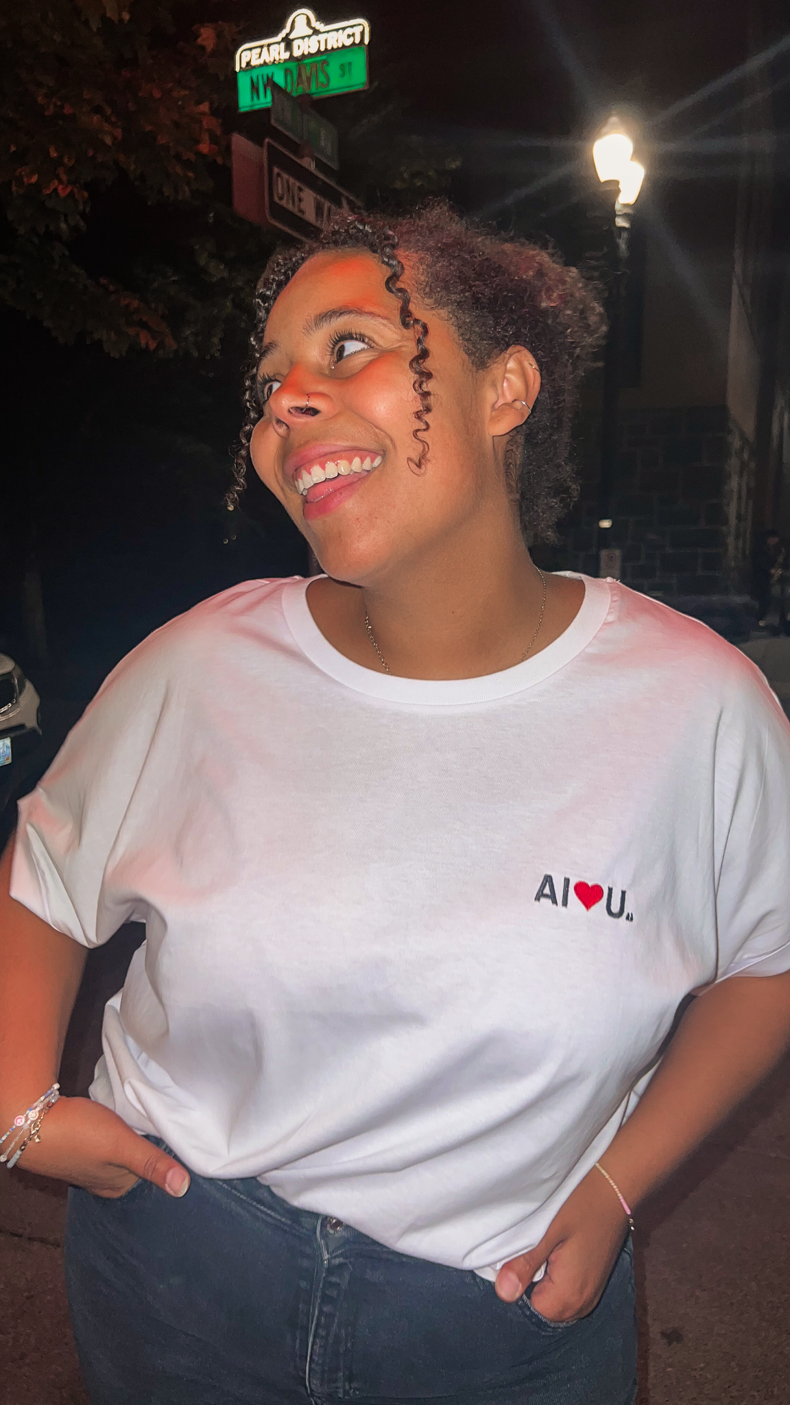 AI Loves U – Weißes, kurz geschnittenes T-Shirt mit 'Oversized' Passform